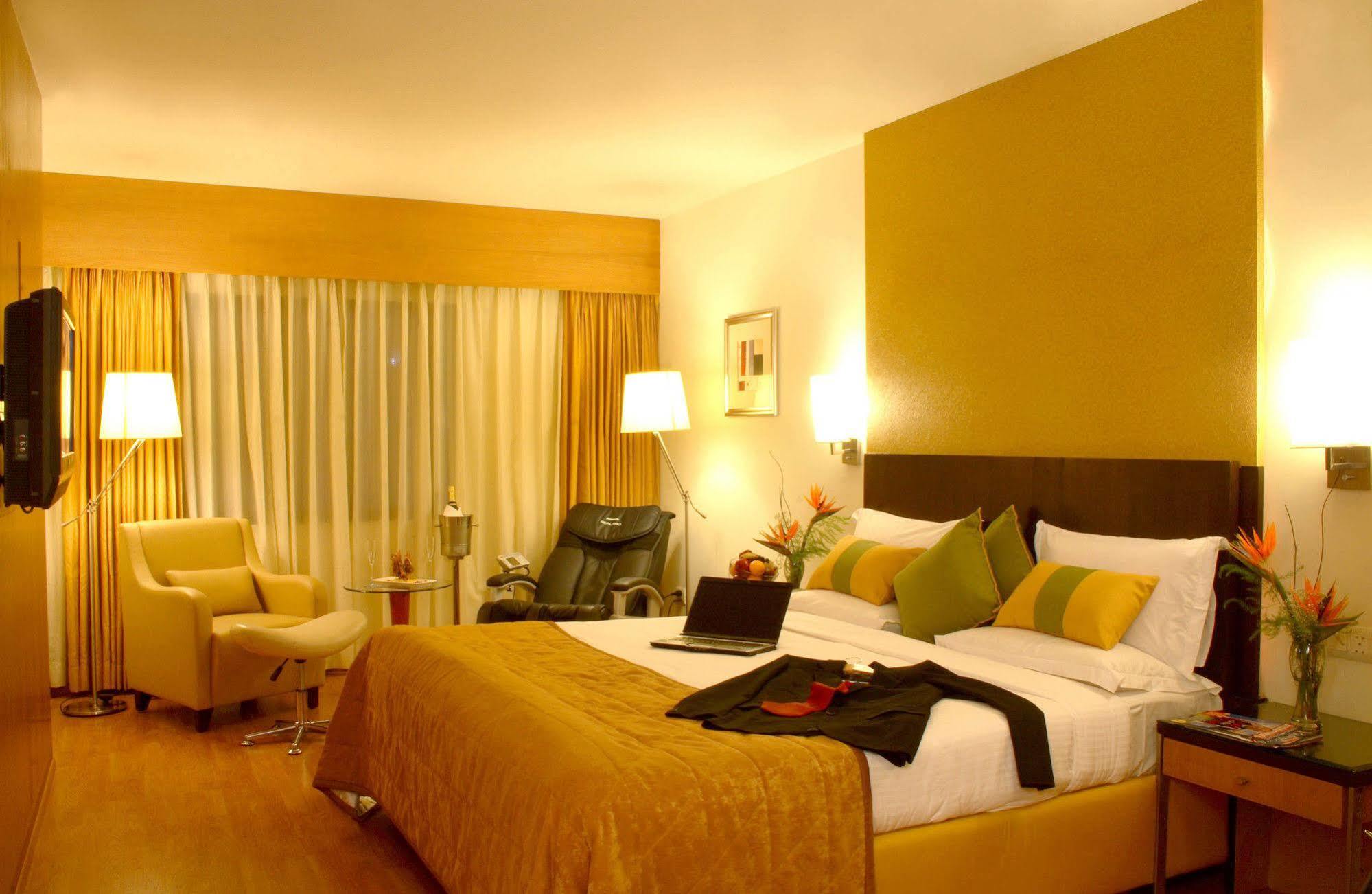 Hampshire Plaza Hotel Hyderabad Eksteriør billede
